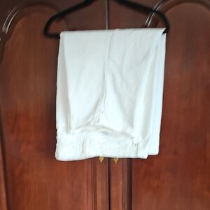 Gloria Vanderbilt White Capris